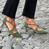 Dekoltee slingback ohuella hihnalla
