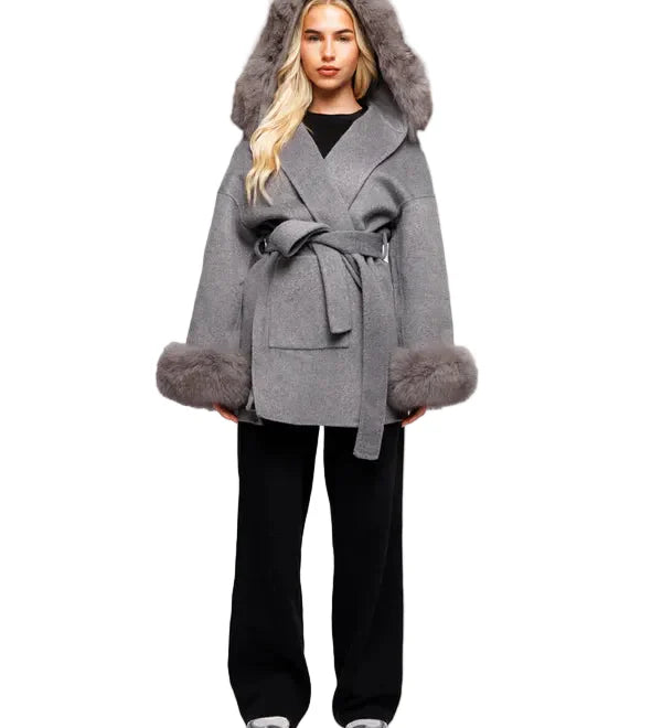 Neela™ - Lyhyt villatakki irrotettavilla ylellisillä tekoturkiskalvosimilla