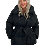 Karly™ – Lyhyt puffer-takki vyötärötaskuilla